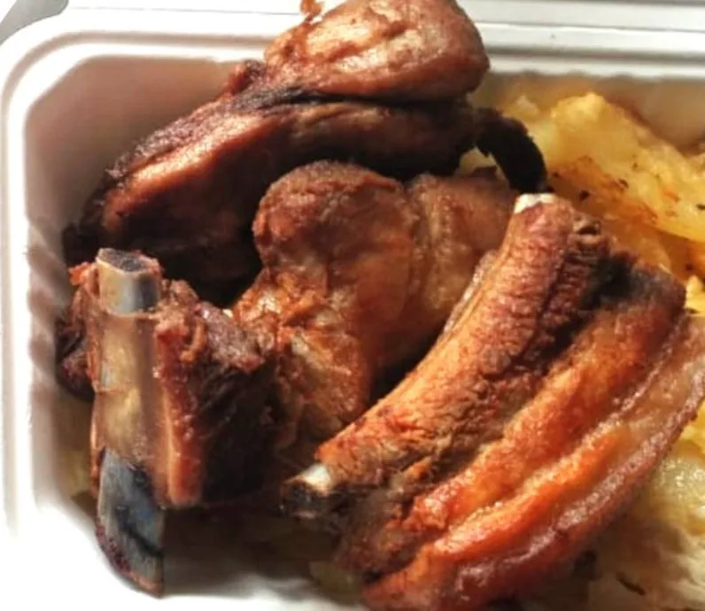 Costillas doradas con papas al horno