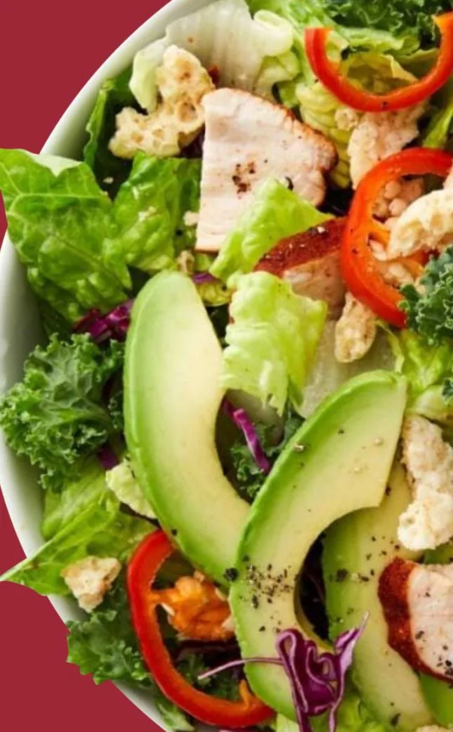 Ensalada fresca con palta, kale y pollo
