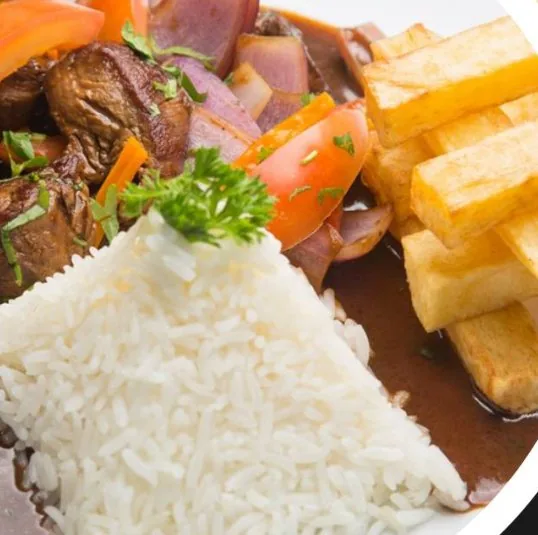 Plato de lomo saltado con arroz y papas fritas