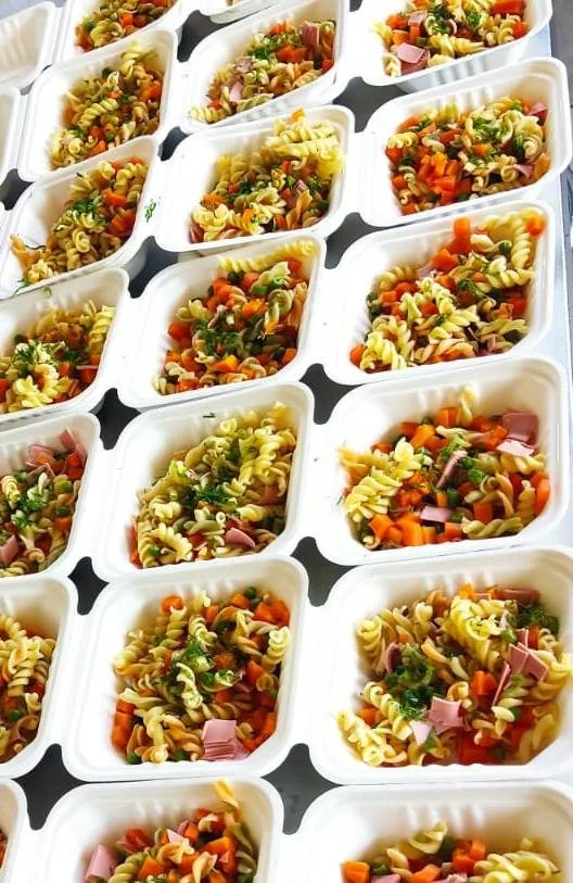 Bandejas de pasta con verduras listas para el reparto